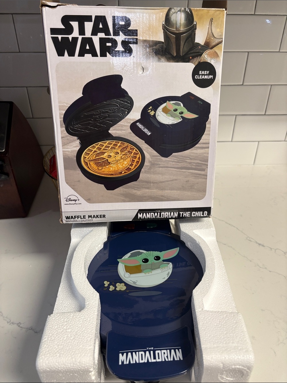 Star Wars Mandalorian Navy Waffle Maker with Green Grogu Artwork - Picture 5 of 5